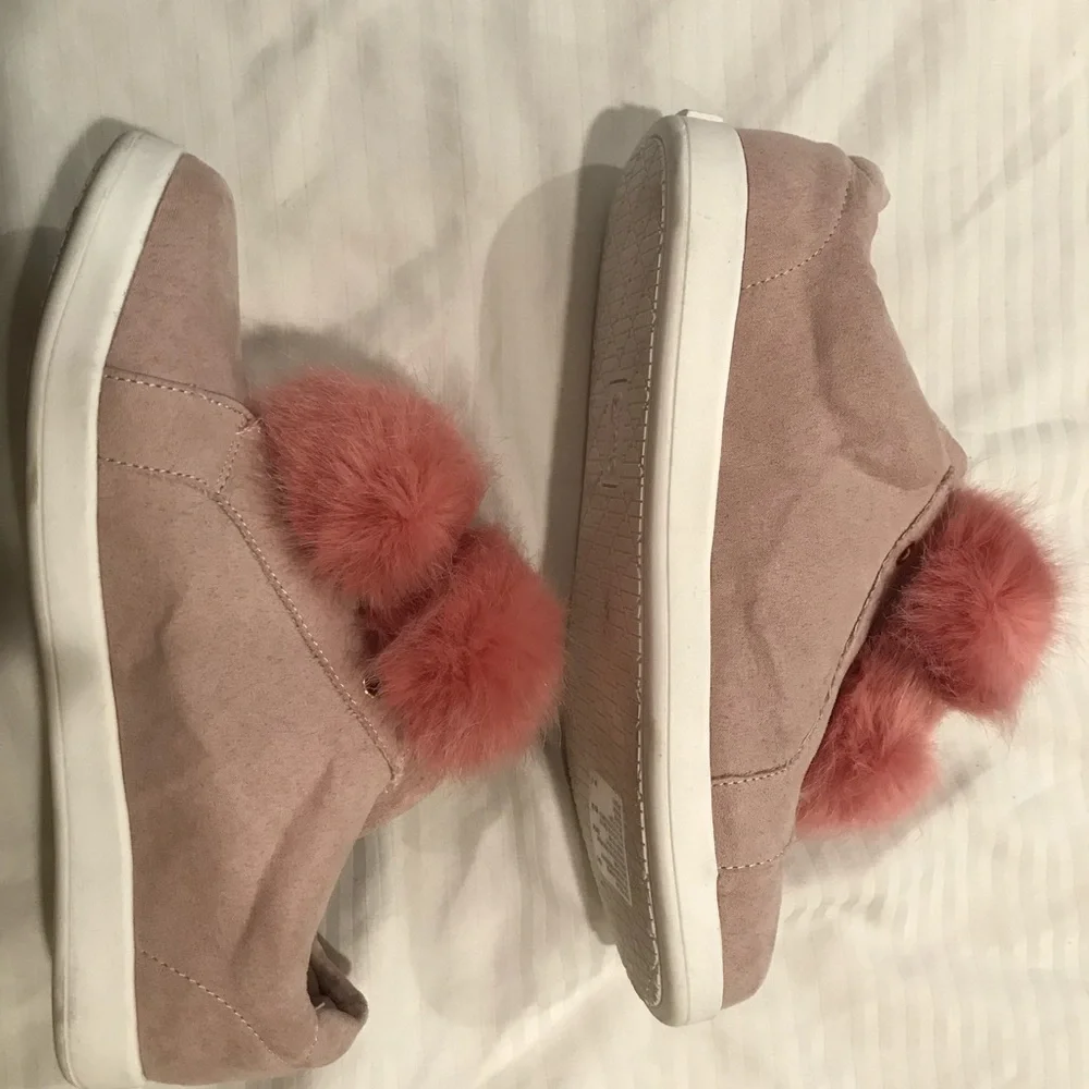 Sam Edelman Girls Pink Suede Pom Pom Sneakers